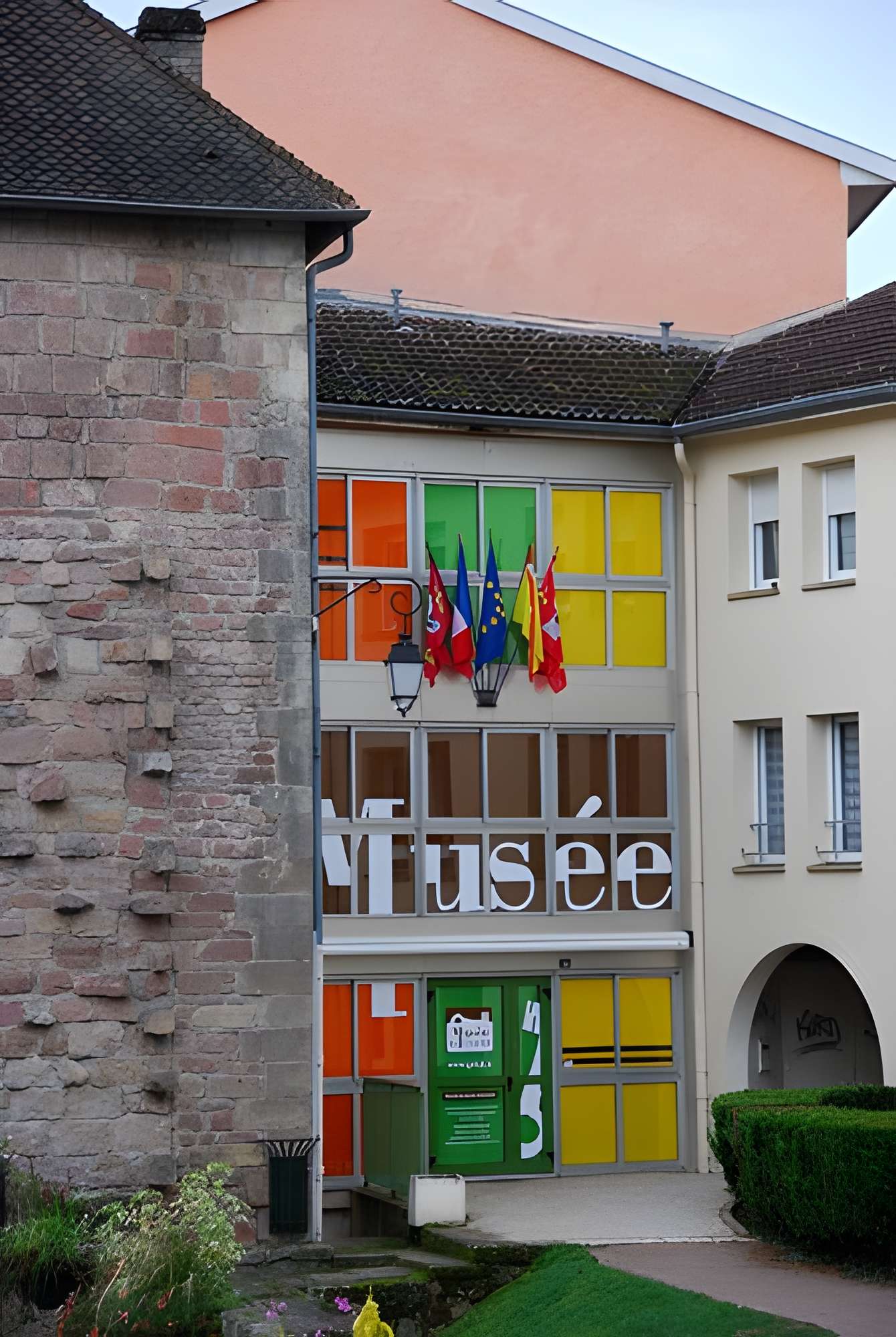 Musée Historique et Archéologique du Chapitre d'Épinal Façade du musée