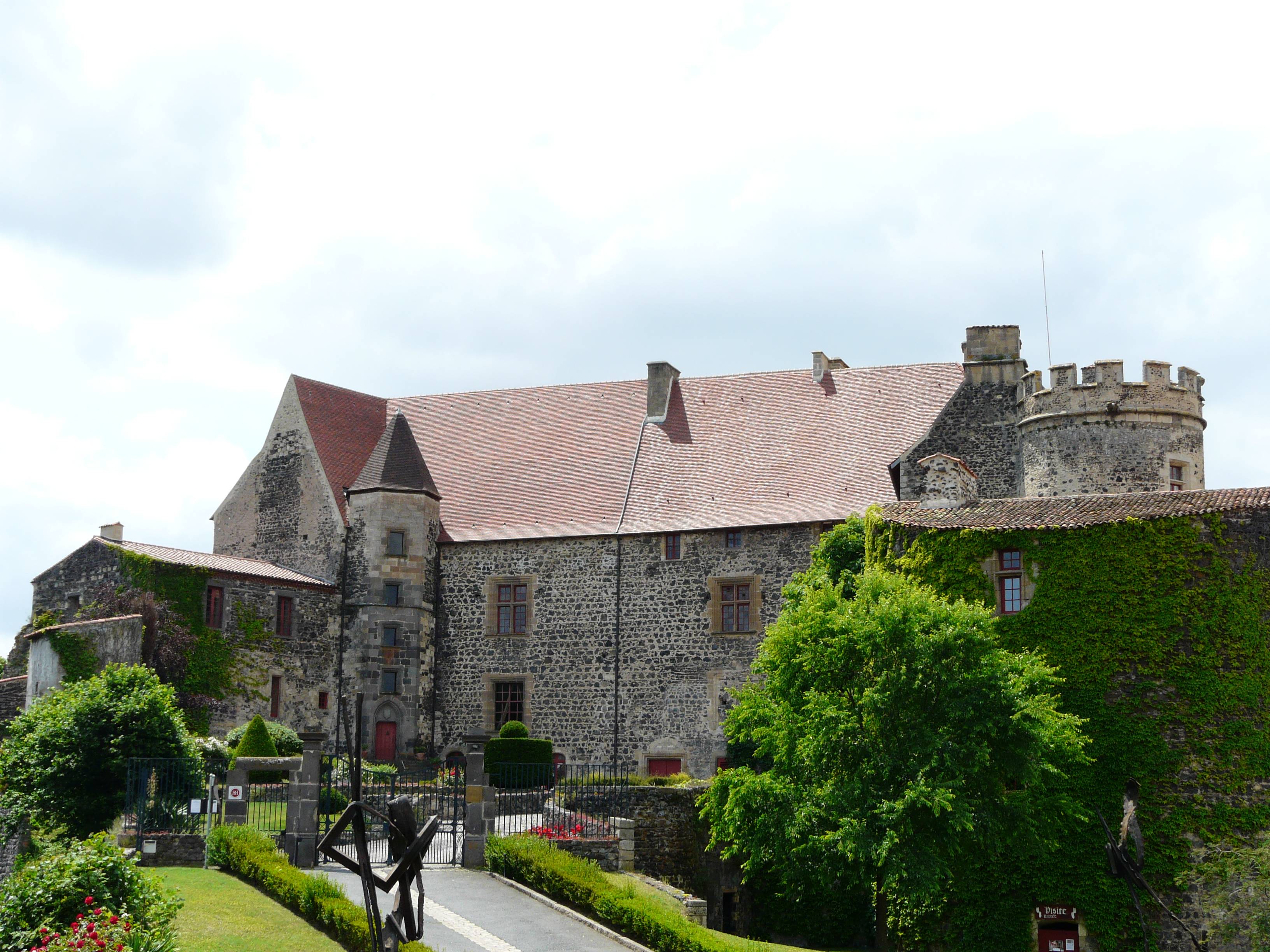 Château de Saint-Saturnin dans le Puy-de-Dôme