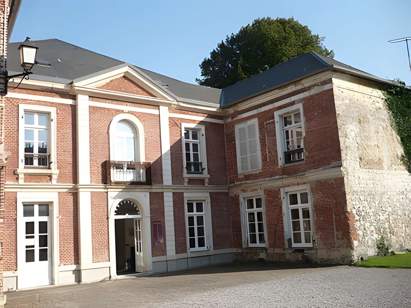 Musée d'art et d'histoire Roger-Rodière à Montreuil extérieur du musée