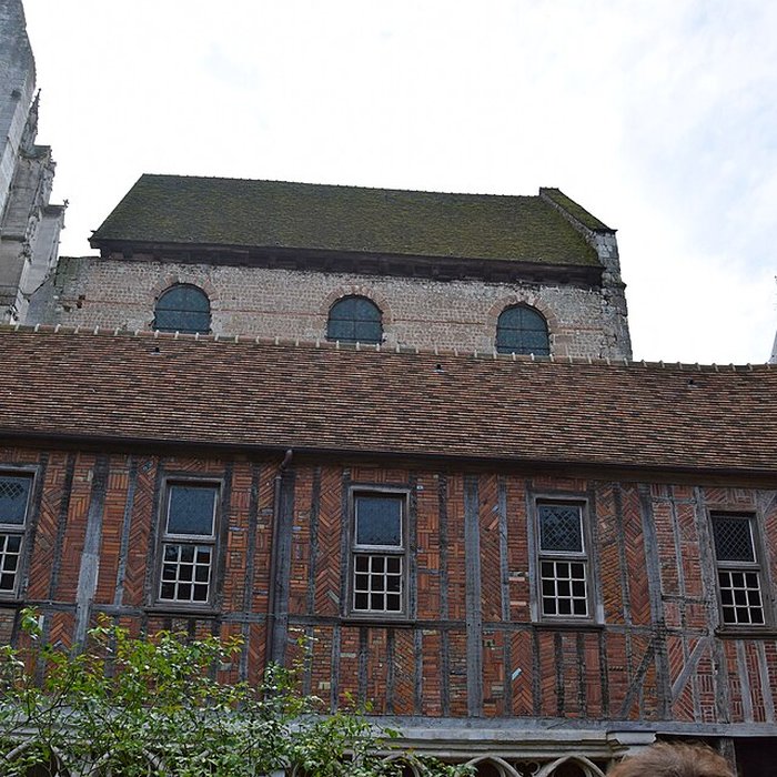 Photo de Ancien palais épiscopal, ancien palais de justice, actuellement musée départemental de lOise