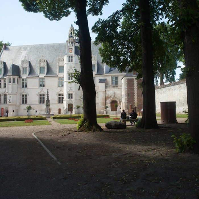 Photo de Ancien palais épiscopal, ancien palais de justice, actuellement musée départemental de lOise