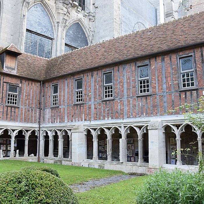 Photo de Ancien palais épiscopal, ancien palais de justice, actuellement musée départemental de lOise