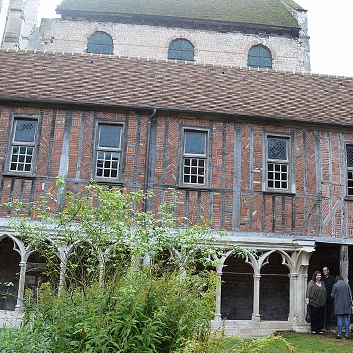 Photo de Ancien palais épiscopal, ancien palais de justice, actuellement musée départemental de lOise