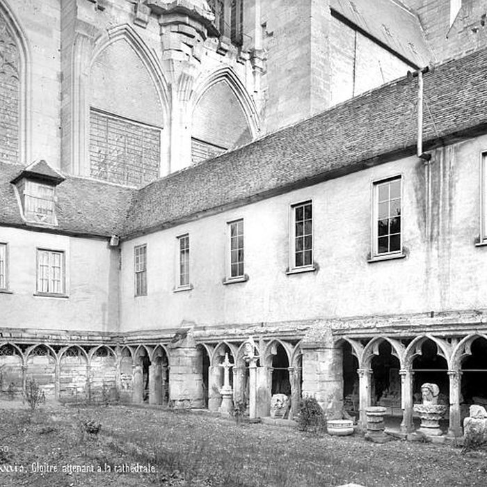 Photo de Ancien palais épiscopal, ancien palais de justice, actuellement musée départemental de lOise