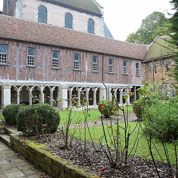 Photo de Ancien palais épiscopal, ancien palais de justice, actuellement musée départemental de lOise