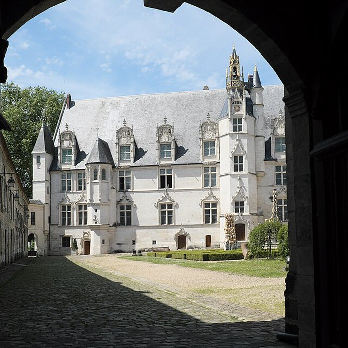 Photo de Ancien palais épiscopal, ancien palais de justice, actuellement musée départemental de lOise