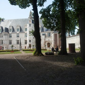 Ancien palais épiscopal, ancien palais de justice, actuellement musée départemental de lOise