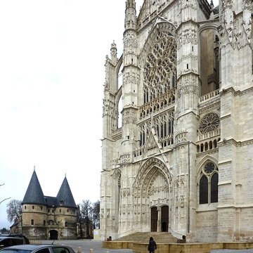 Ancien palais épiscopal, ancien palais de justice, actuellement musée départemental de lOise