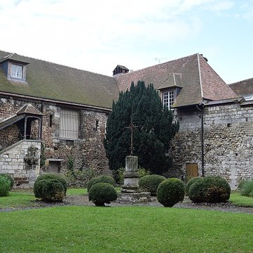 Ancien palais épiscopal, ancien palais de justice, actuellement musée départemental de lOise
