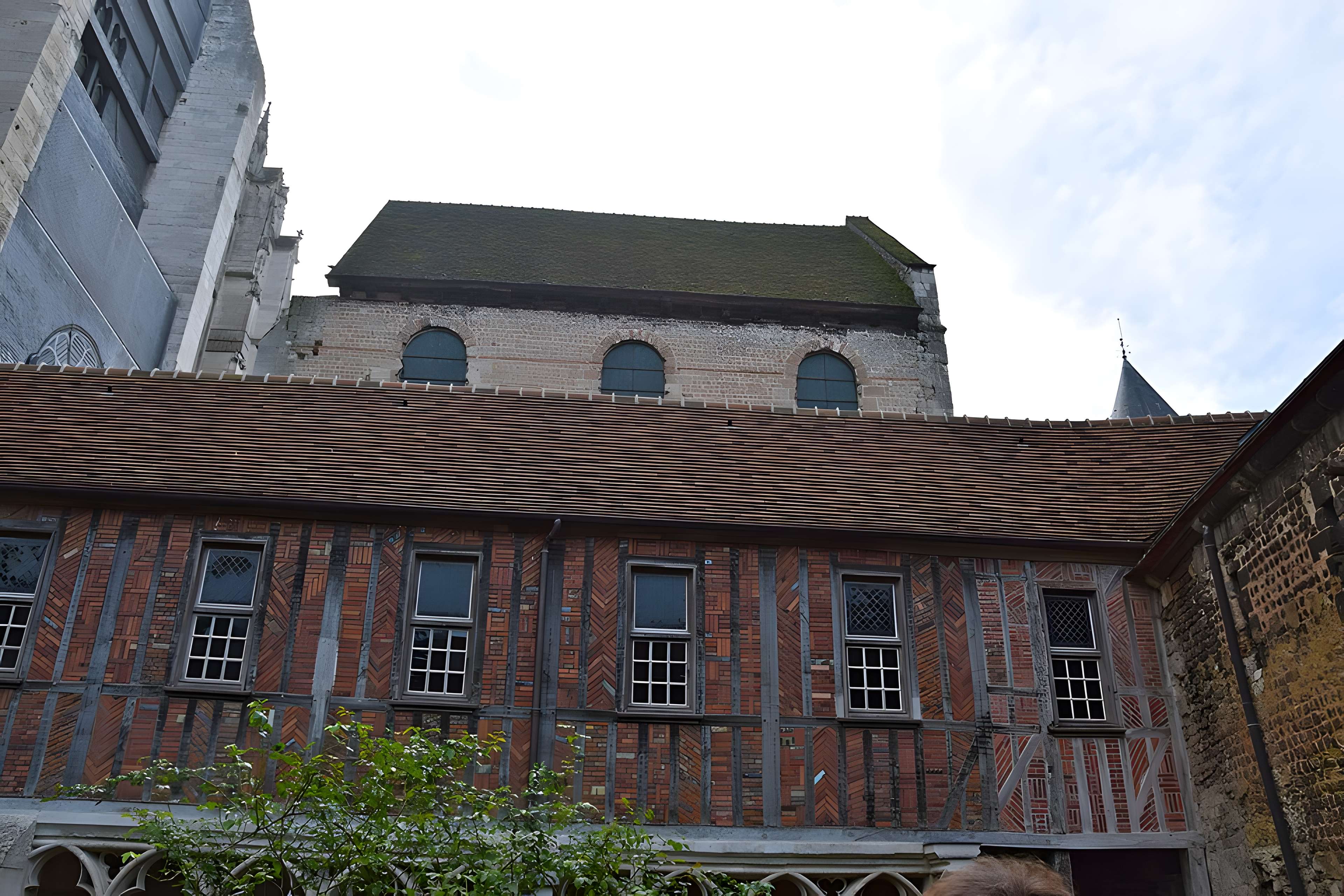 Ancien palais épiscopal, ancien palais de justice, actuellement musée départemental de l'Oise