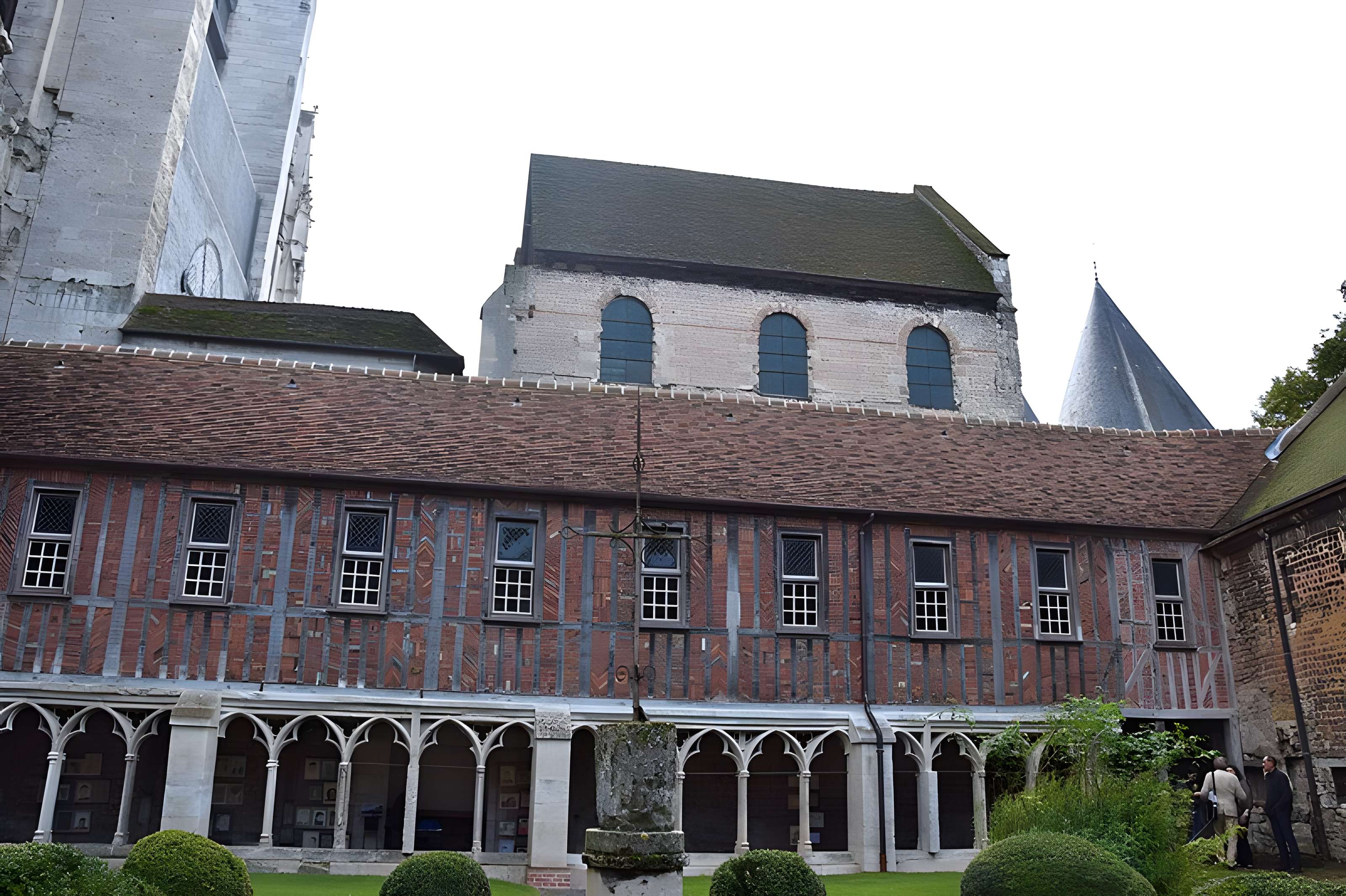 Ancien palais épiscopal, ancien palais de justice, actuellement musée départemental de l'Oise