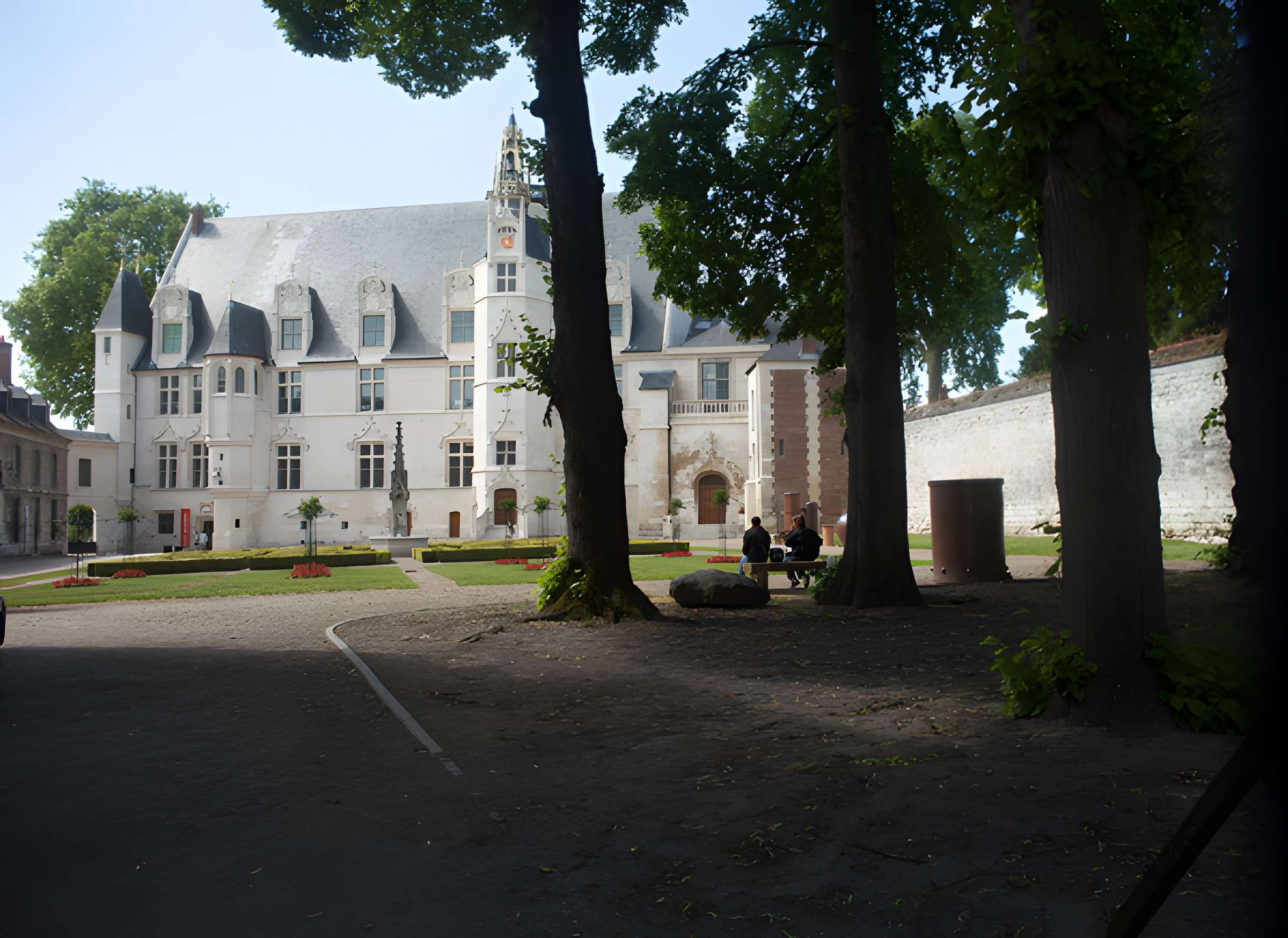 Ancien palais épiscopal, ancien palais de justice, actuellement musée départemental de l'Oise