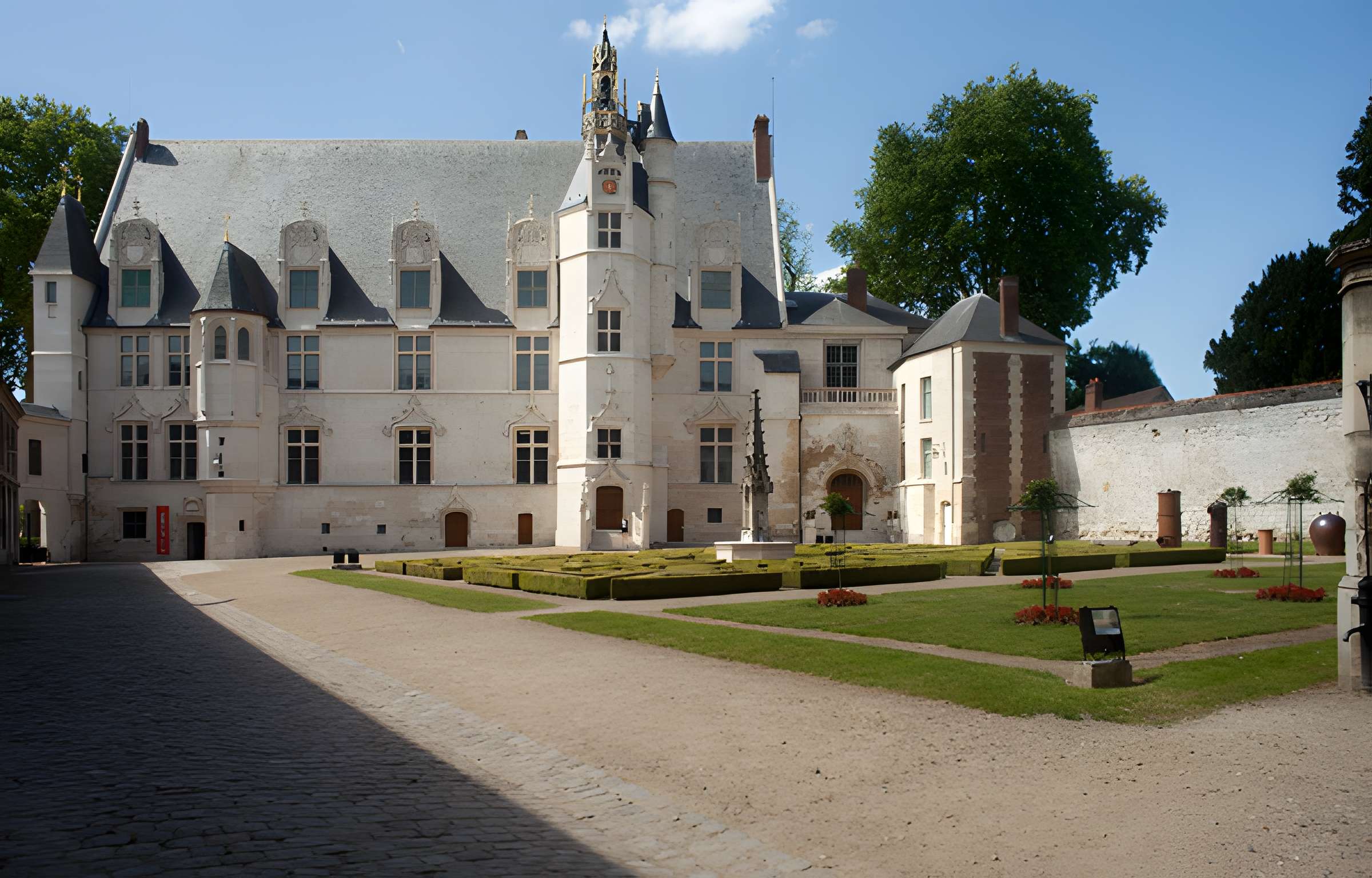Ancien palais épiscopal, ancien palais de justice, actuellement musée départemental de l'Oise