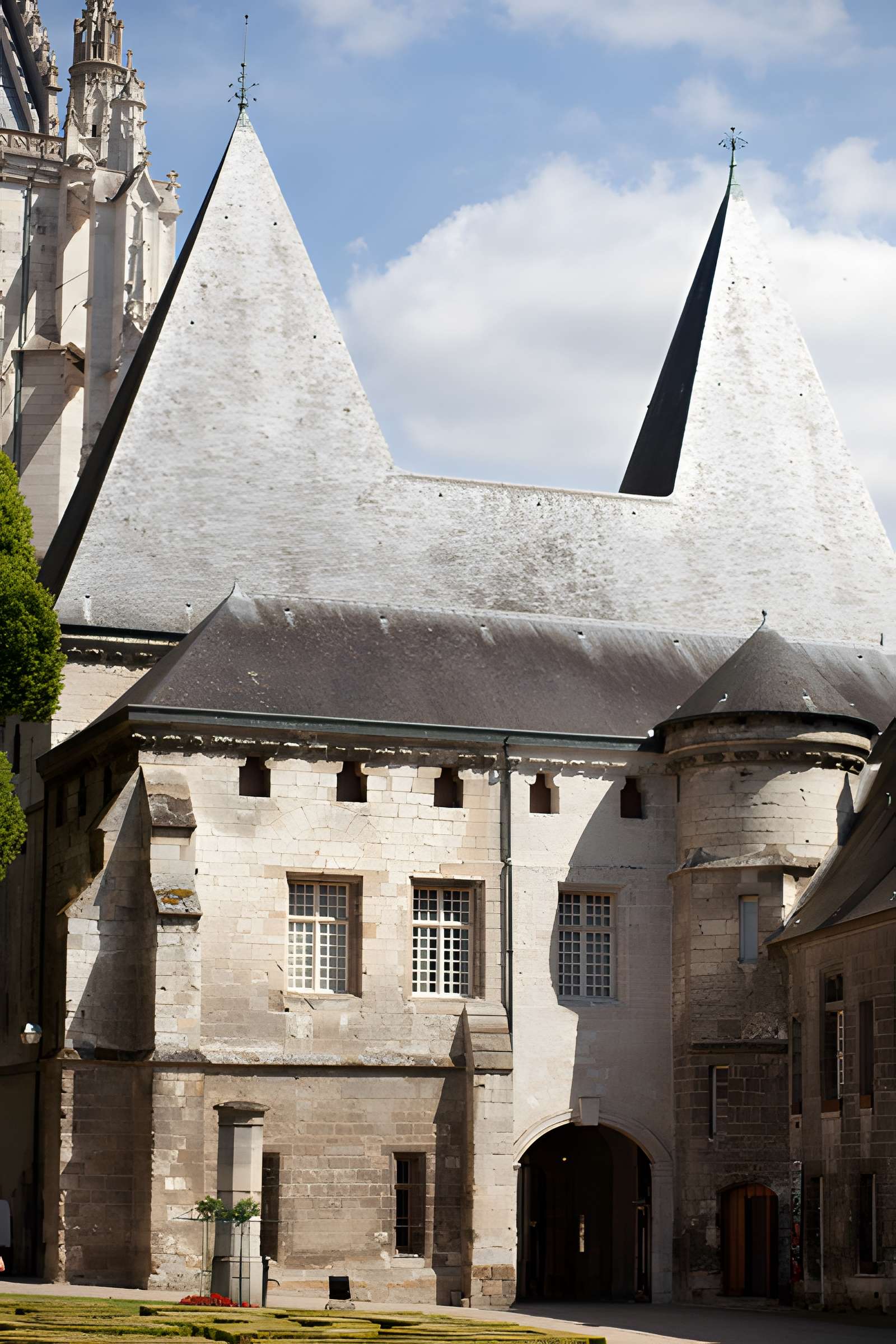 Ancien palais épiscopal, ancien palais de justice, actuellement musée départemental de l'Oise