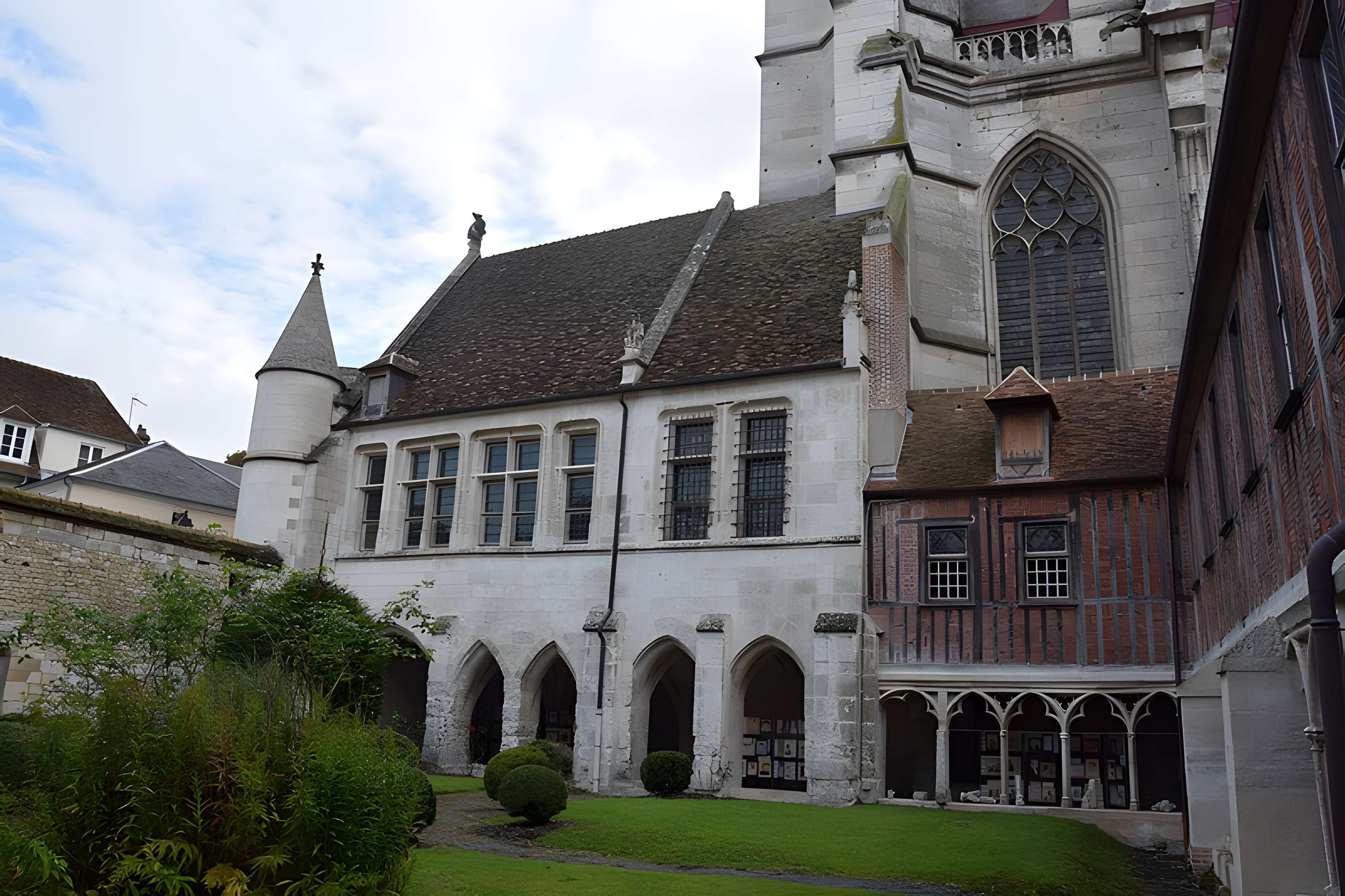 Ancien palais épiscopal, ancien palais de justice, actuellement musée départemental de l'Oise