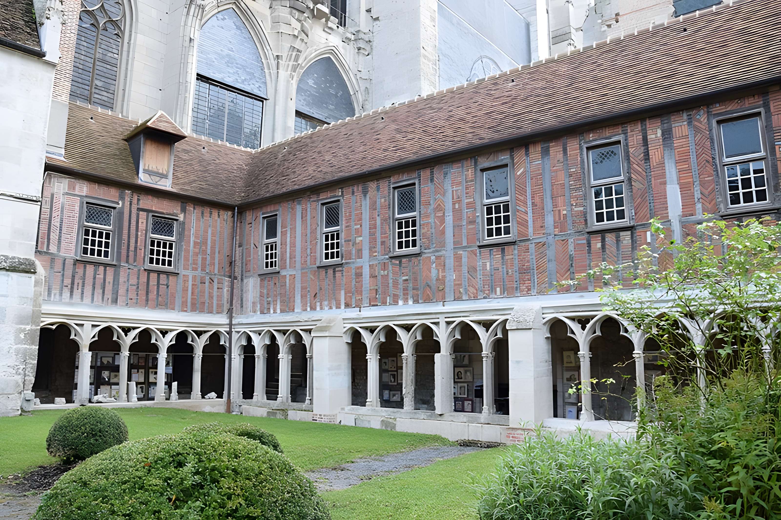 Ancien palais épiscopal, ancien palais de justice, actuellement musée départemental de l'Oise