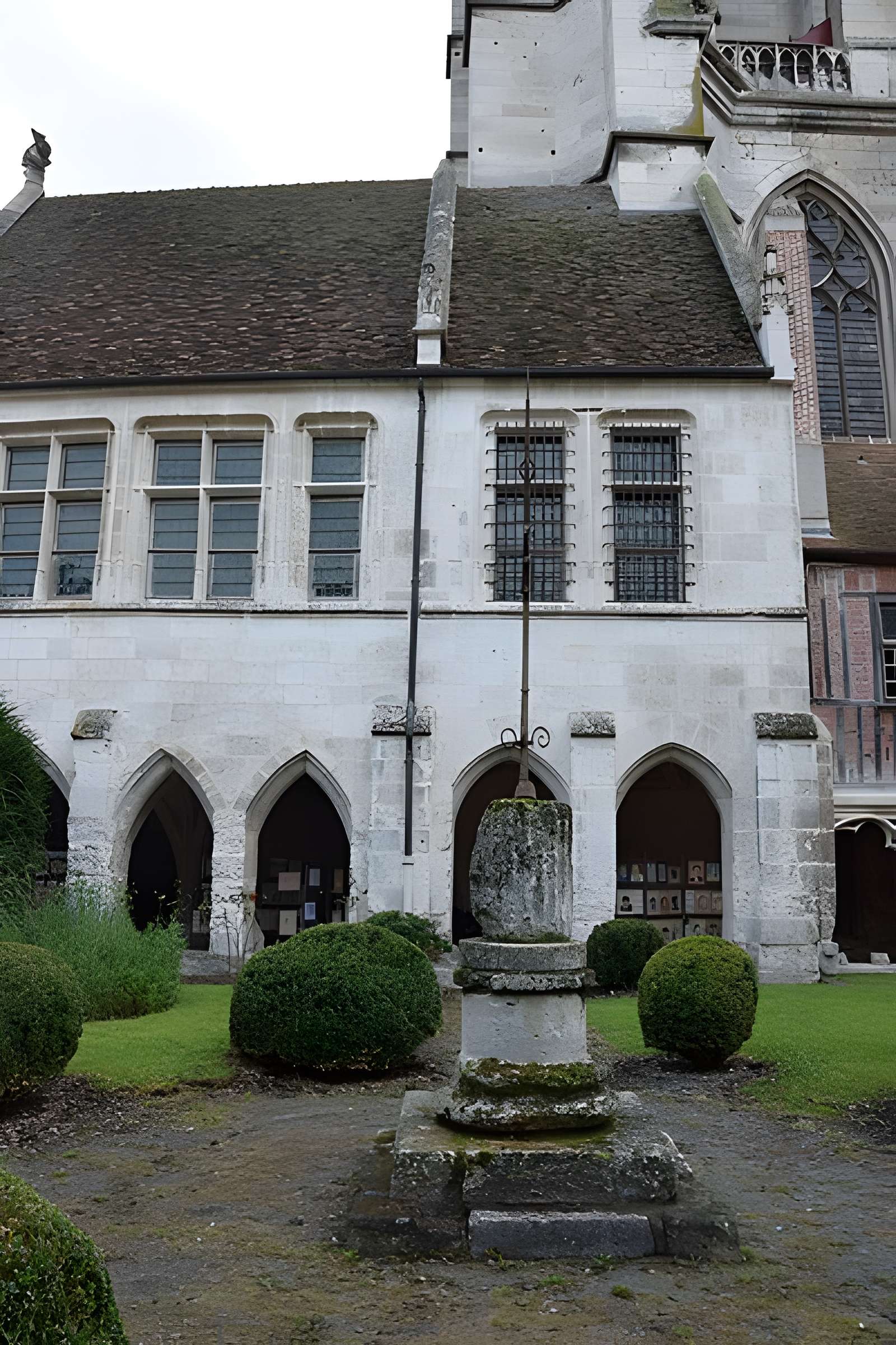 Ancien palais épiscopal, ancien palais de justice, actuellement musée départemental de l'Oise
