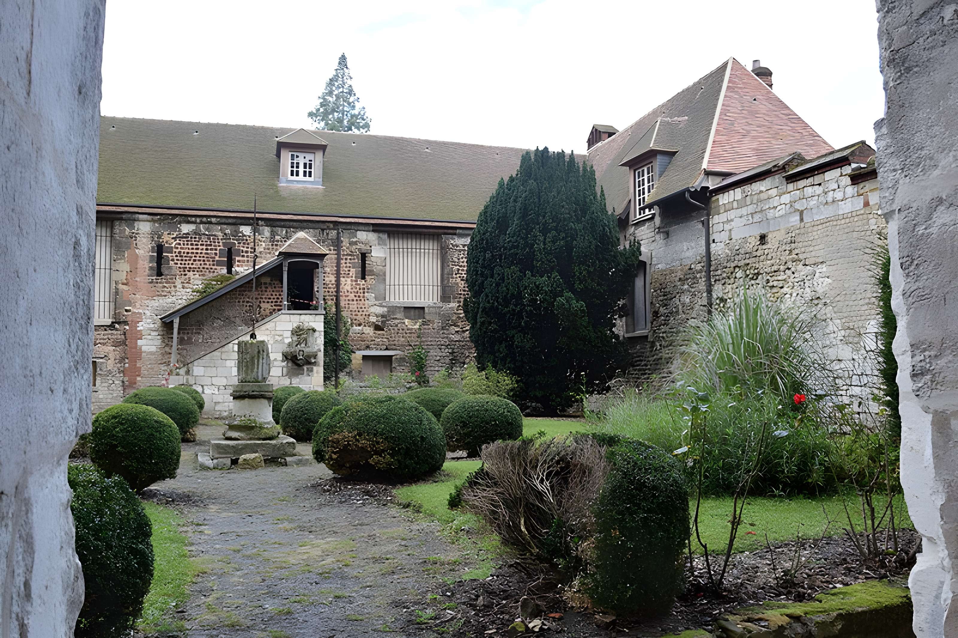 Ancien palais épiscopal, ancien palais de justice, actuellement musée départemental de l'Oise