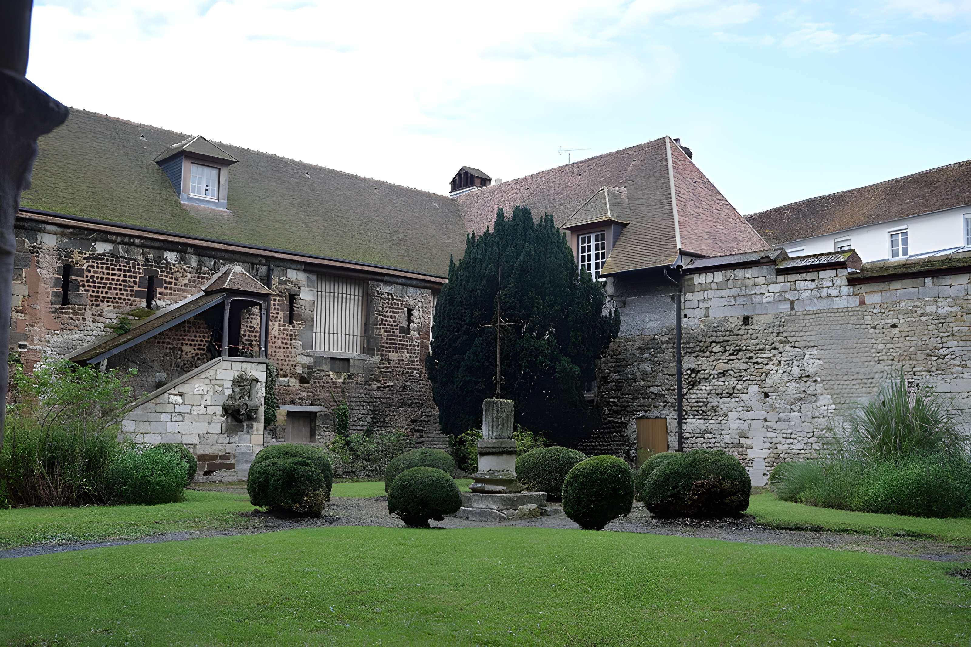 Ancien palais épiscopal, ancien palais de justice, actuellement musée départemental de l'Oise