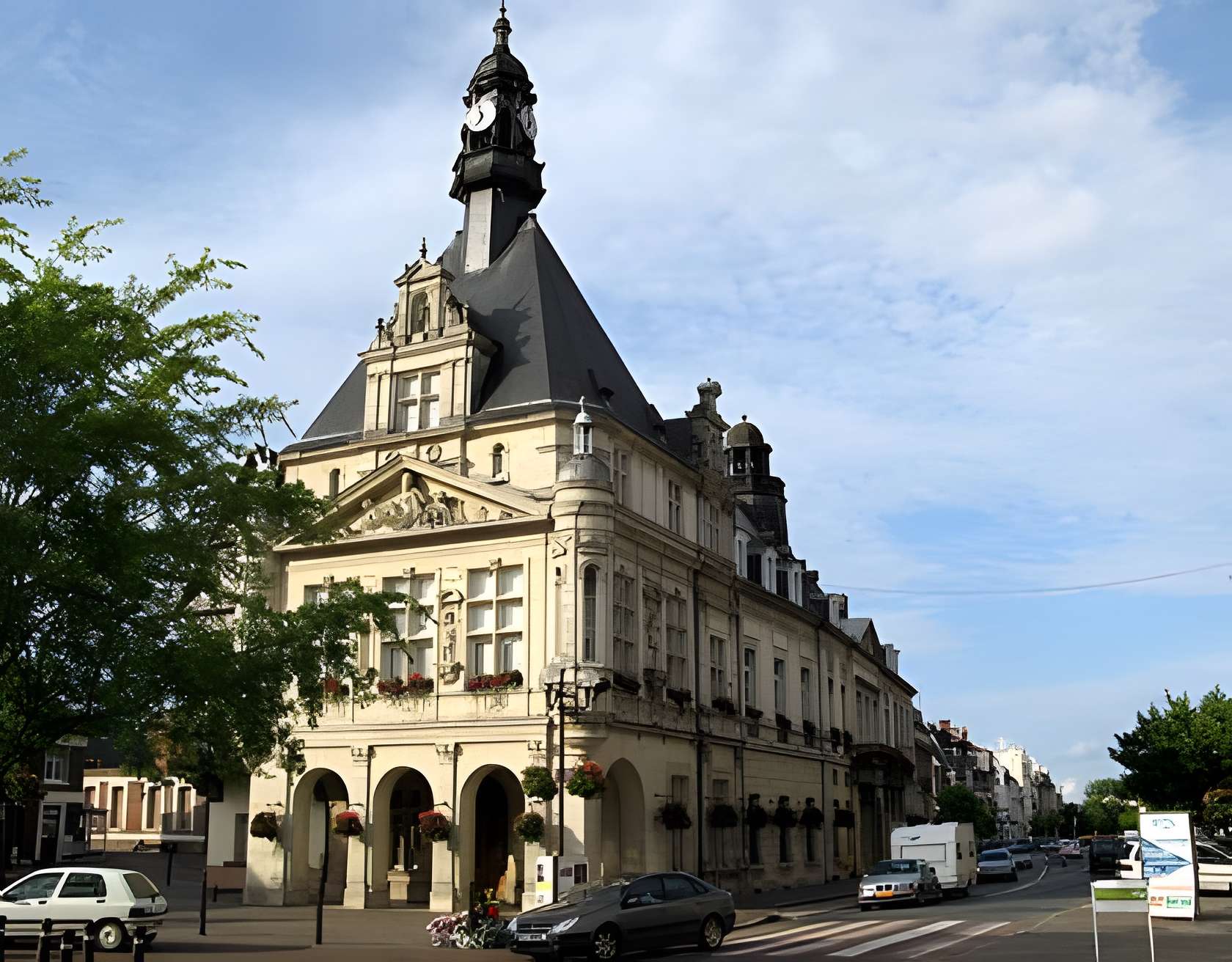 Musée Alfred-Danicourt à Péronne L'hôtel de ville de péronne