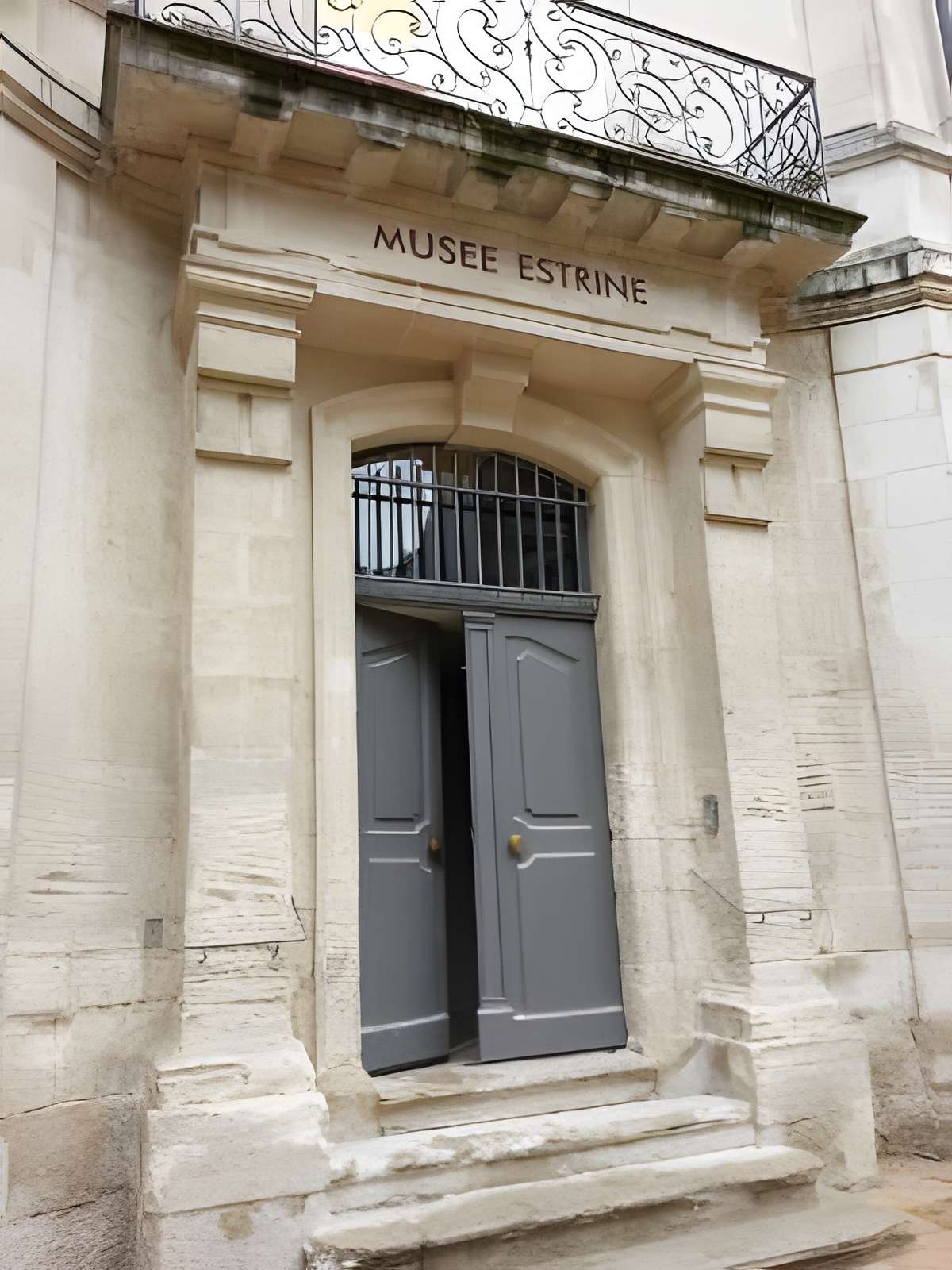 Musée estrine à Saint-Rémy-de-Provence entrée du musée