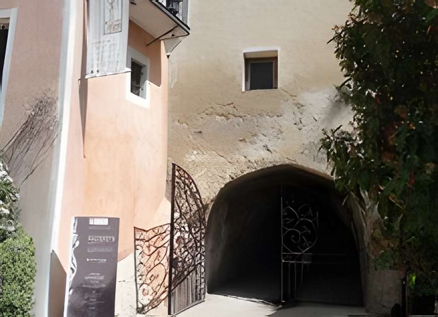 Musée-Bibliothèque F.Pétrarque à Fontaine-de-Vaucluse entrée du musée