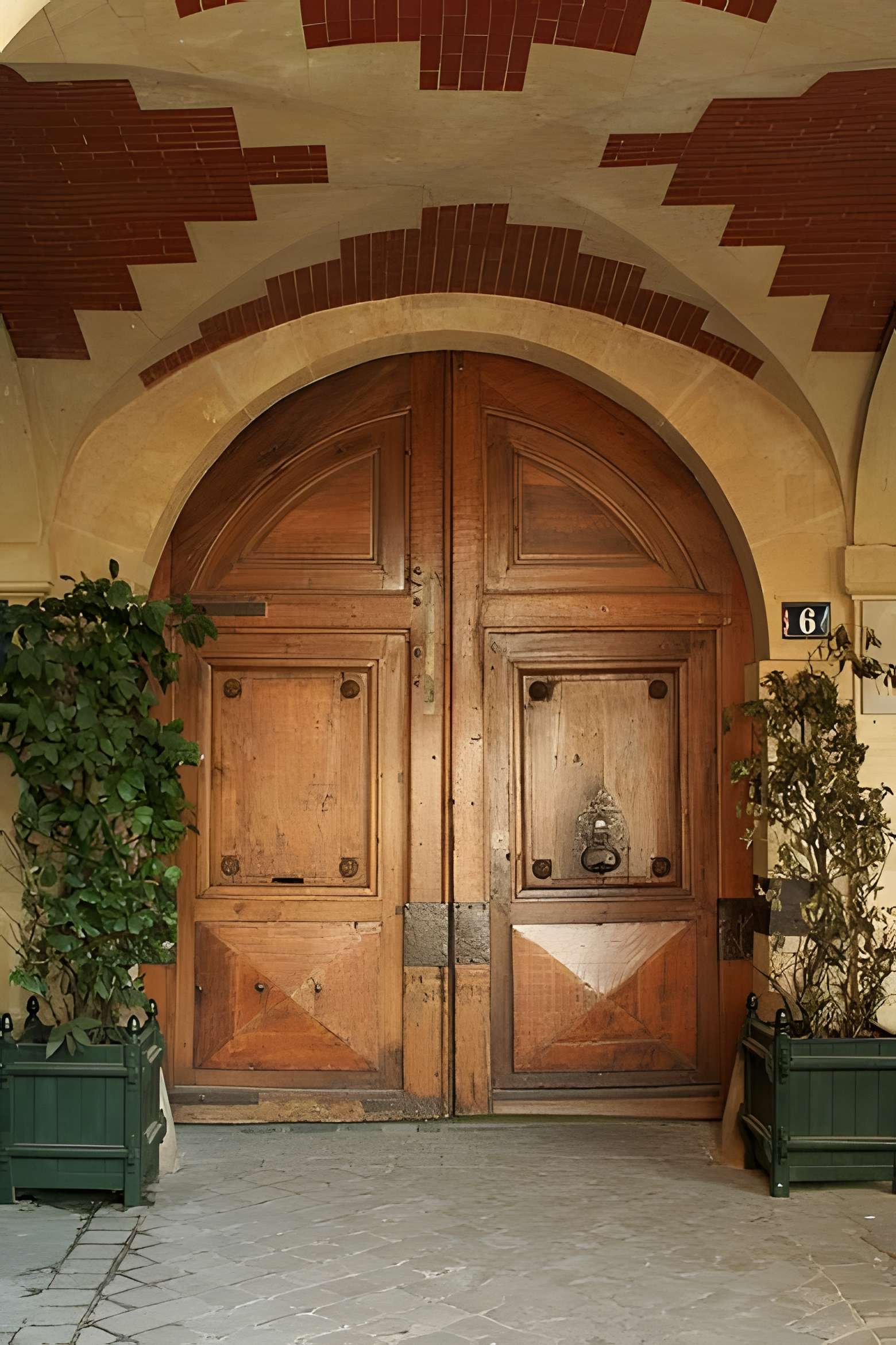 Hôtel Rohan-Guémené (Musée Victor-Hugo) . Porte de l'hôtel sur la place des Vosges
