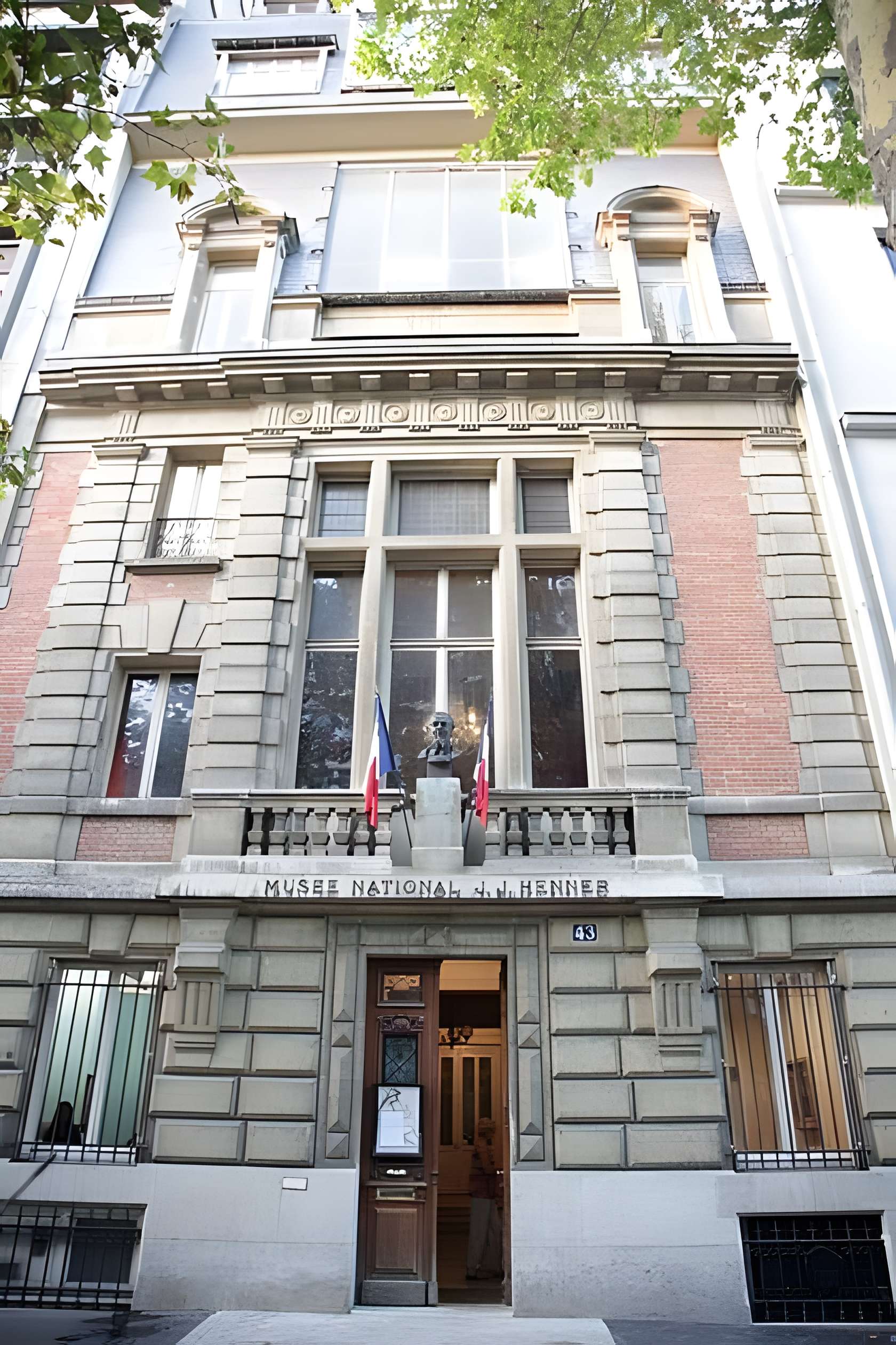 Musée national Jean-Jacques Henner . Façade du musée