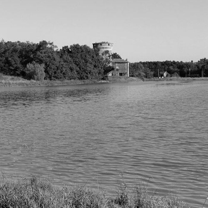 Photo de Tour et bâtiment annexe