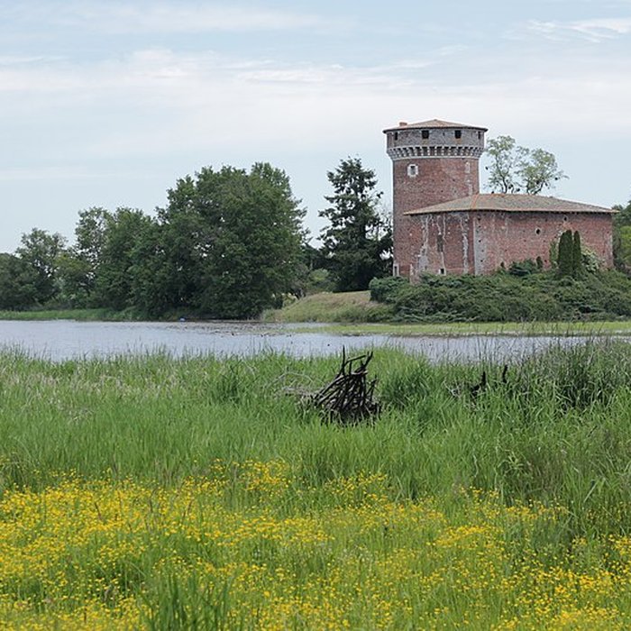 Photo de Tour et bâtiment annexe