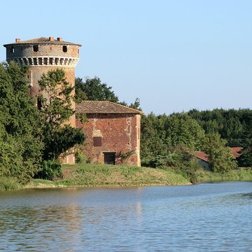 Tour et bâtiment annexe