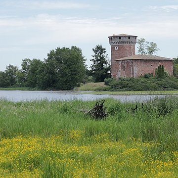 Tour et bâtiment annexe