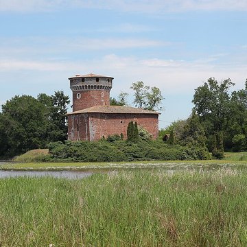 Tour et bâtiment annexe