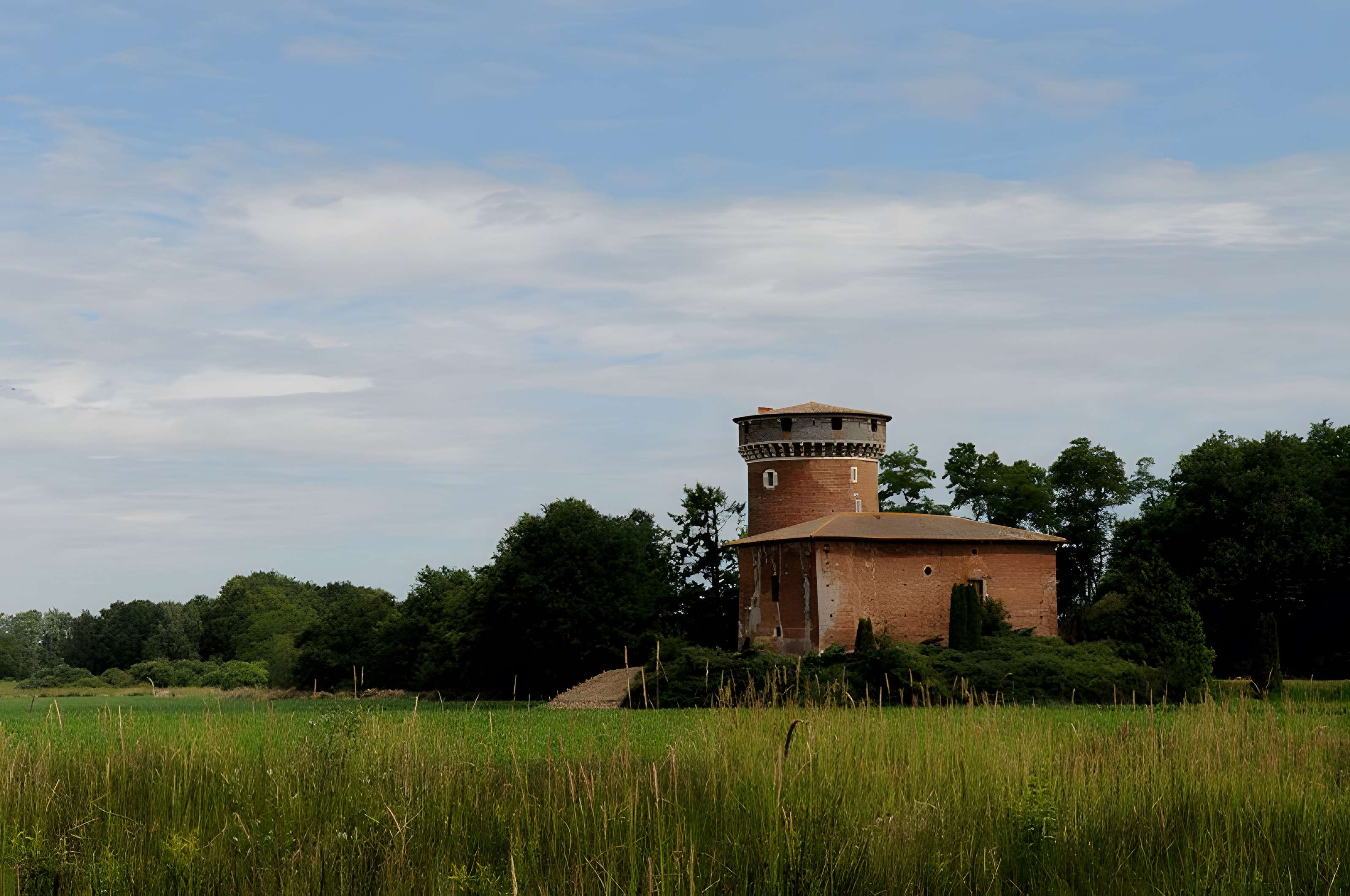 Tour et bâtiment annexe