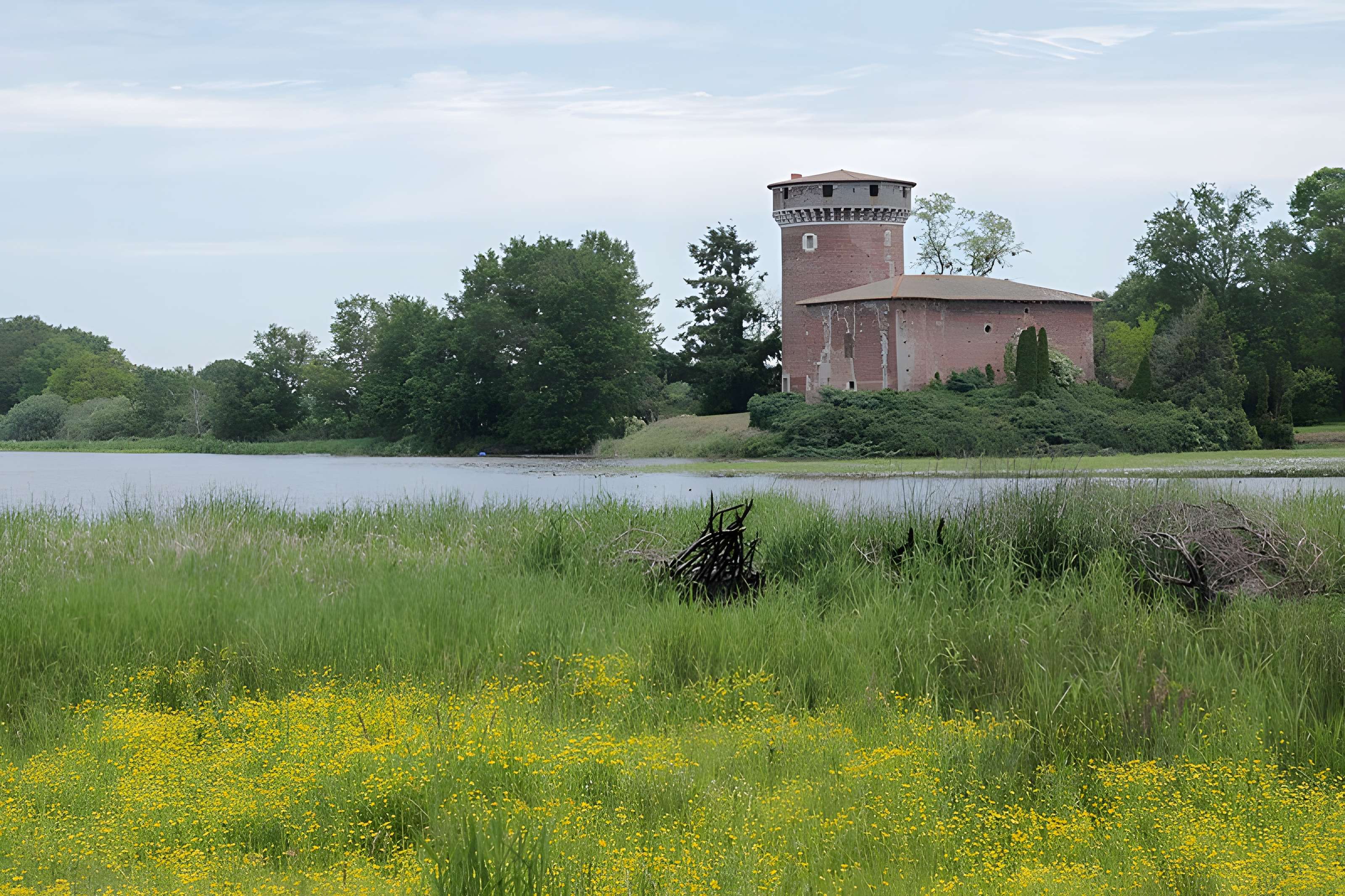 Tour et bâtiment annexe
