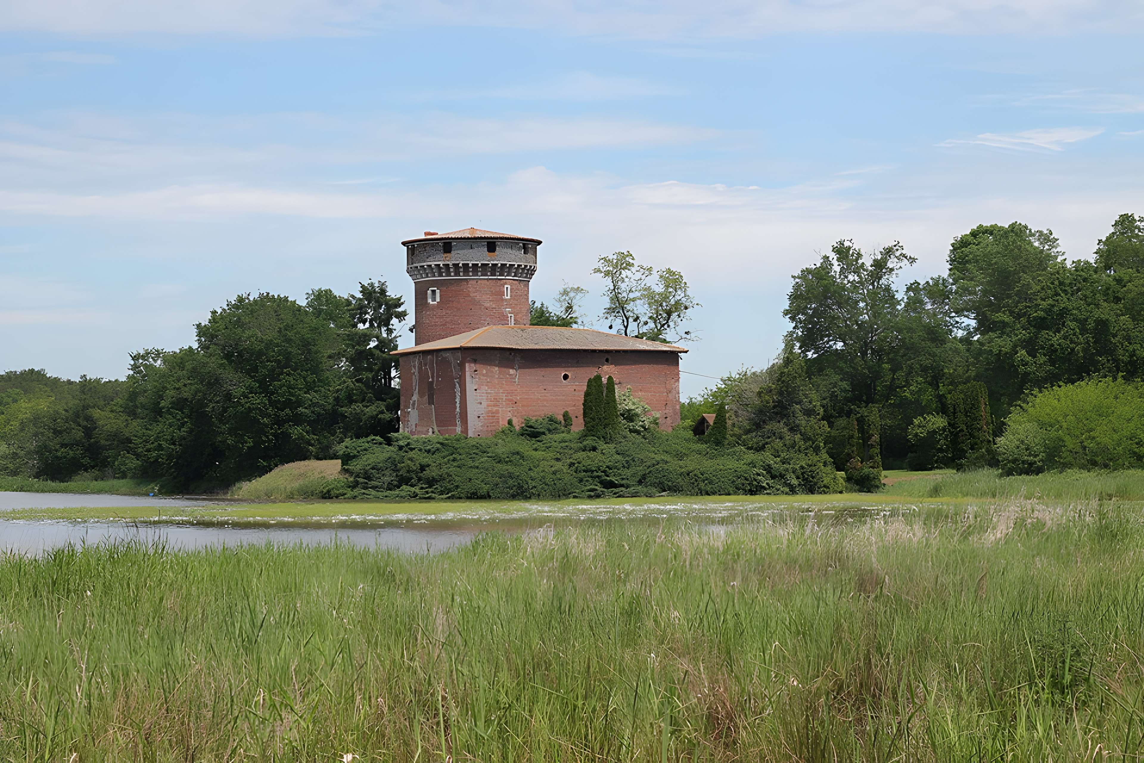 Tour et bâtiment annexe