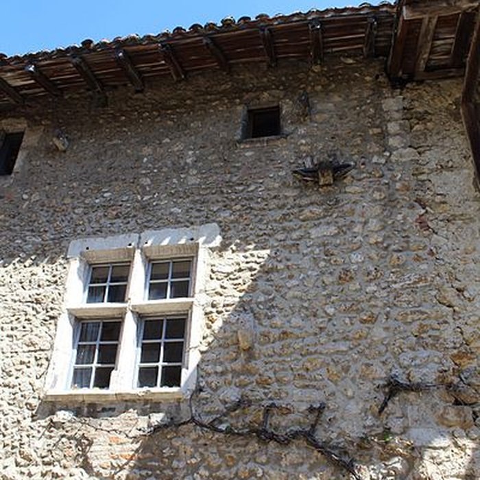 Photo de Maison Gerlier et remparts qui en dépendent