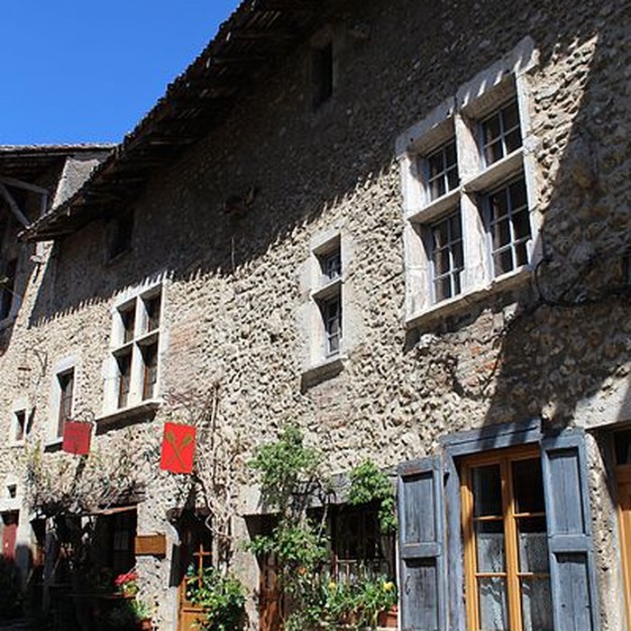 Photo de Maison Gerlier et remparts qui en dépendent