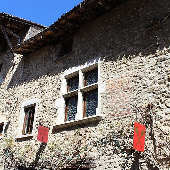 Photo de Maison Gerlier et remparts qui en dépendent