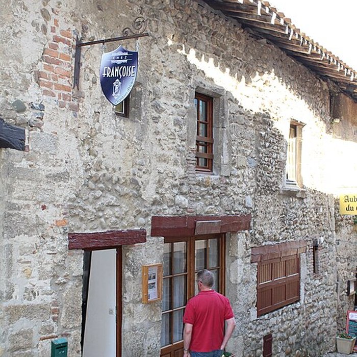 Photo de Rempart attenant à des immeubles