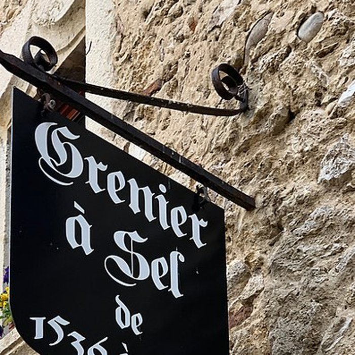 Photo de Rempart attenant à des immeubles