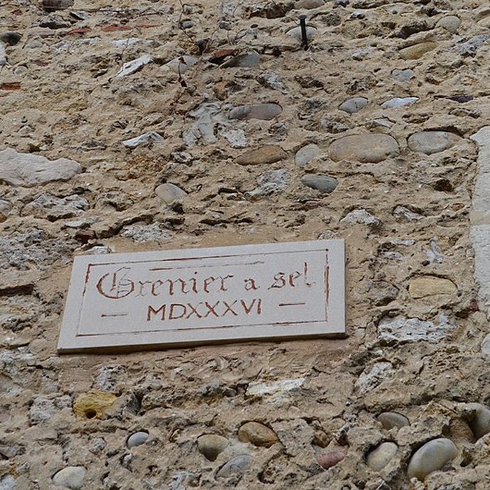 Photo de Rempart attenant à des immeubles