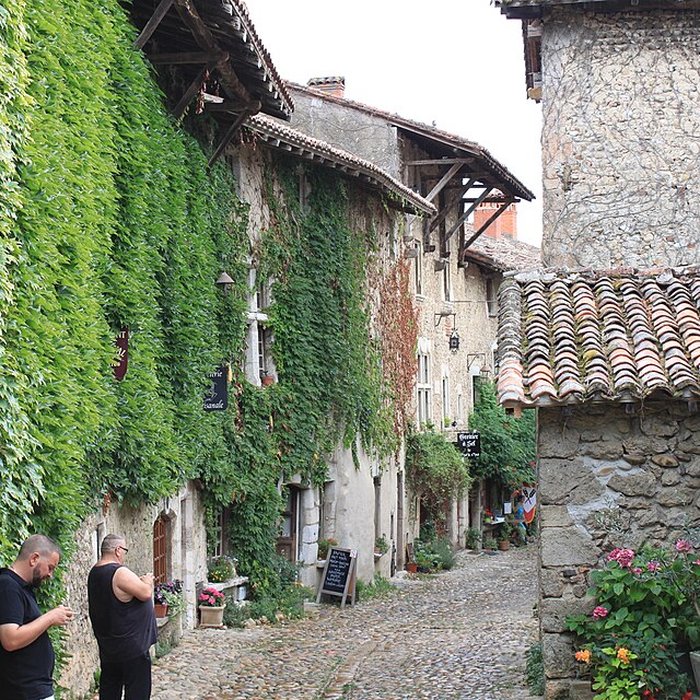 Photo de Rempart attenant à des immeubles