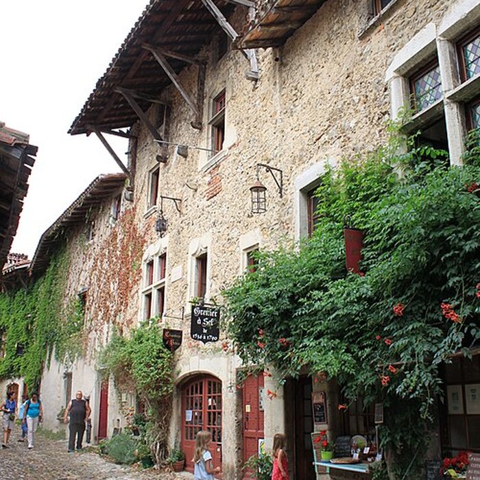 Photo de Rempart attenant à des immeubles