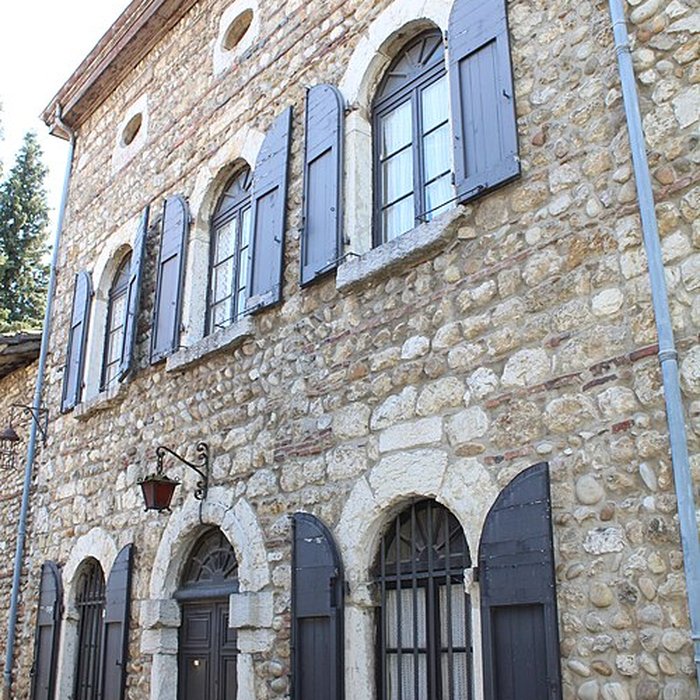 Photo de Rempart attenant à des immeubles