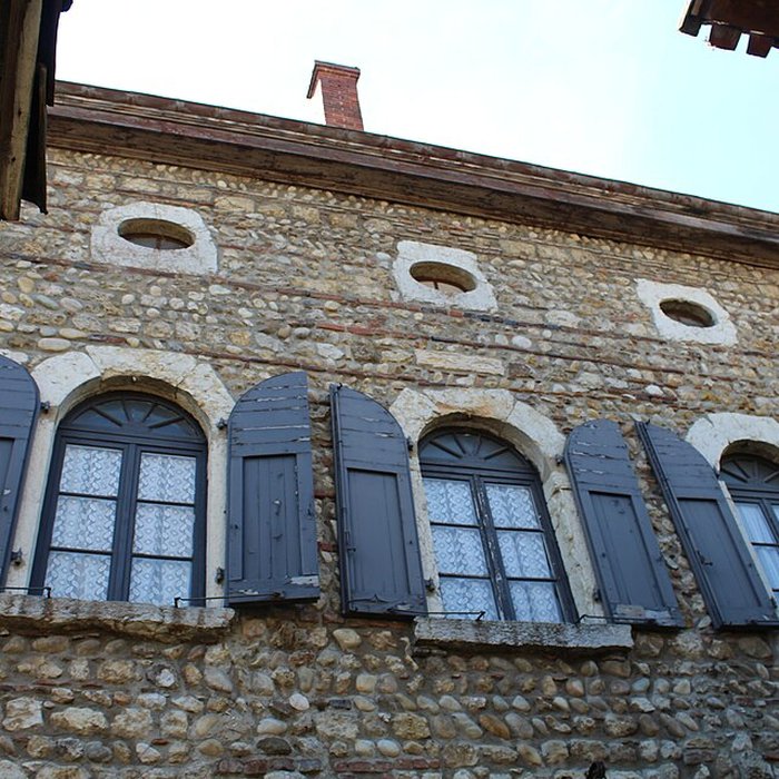 Photo de Rempart attenant à des immeubles