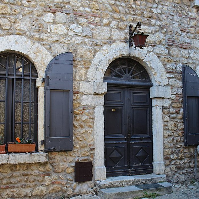 Photo de Rempart attenant à des immeubles