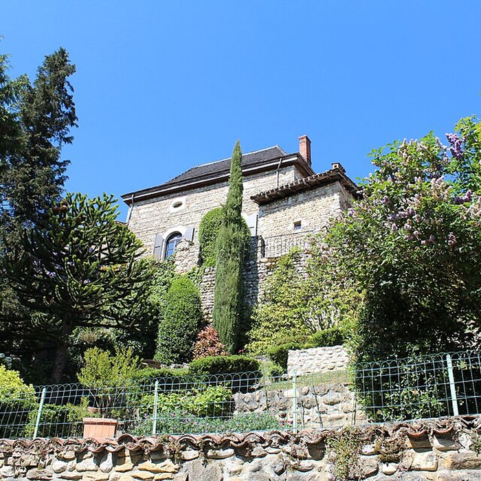 Photo de Rempart attenant à des immeubles