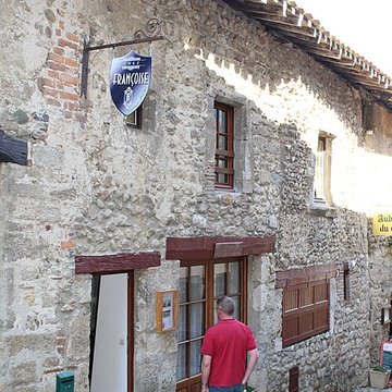 Rempart attenant à des immeubles
