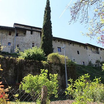 Rempart attenant à des immeubles